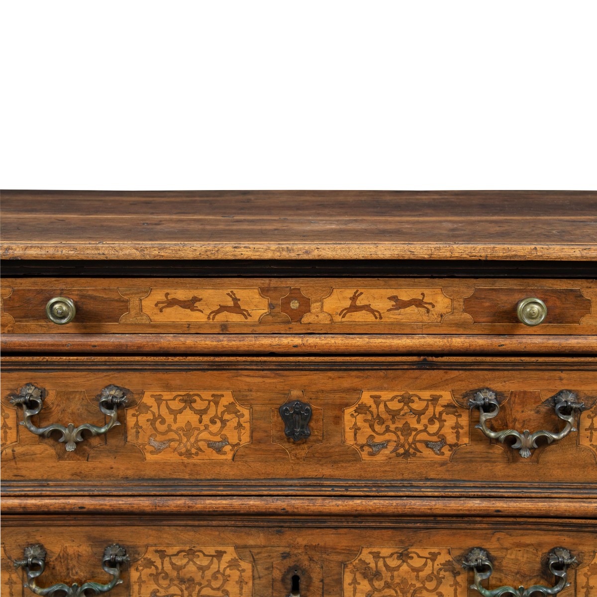 Cassettone in legno massello con intarsi a scene di caccia. Verona, XVII secolo.-photo-3