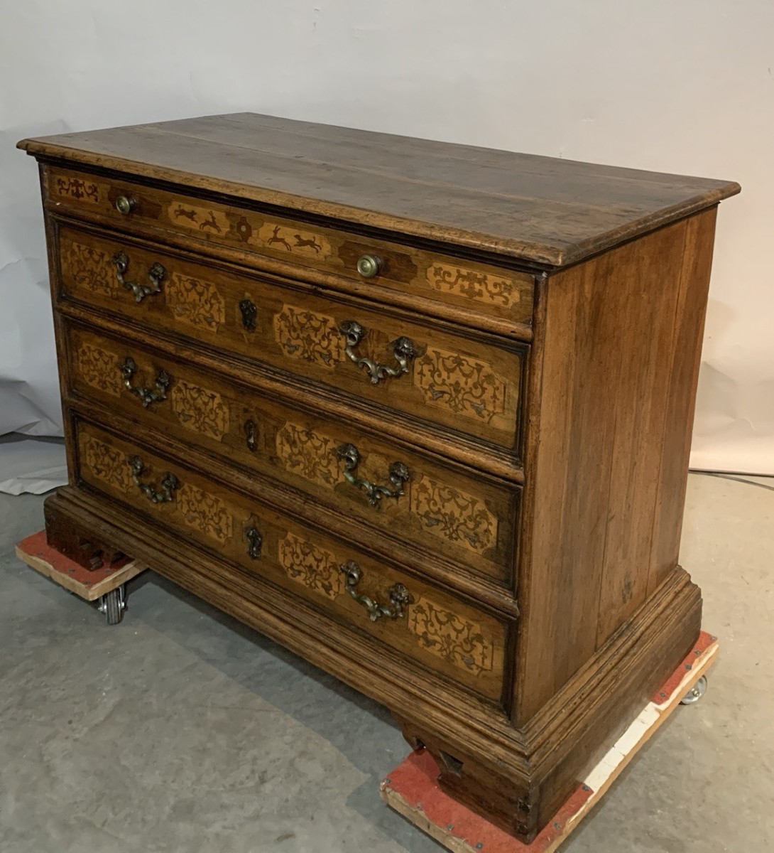 Cassettone in legno massello con intarsi a scene di caccia. Verona, XVII secolo.-photo-1