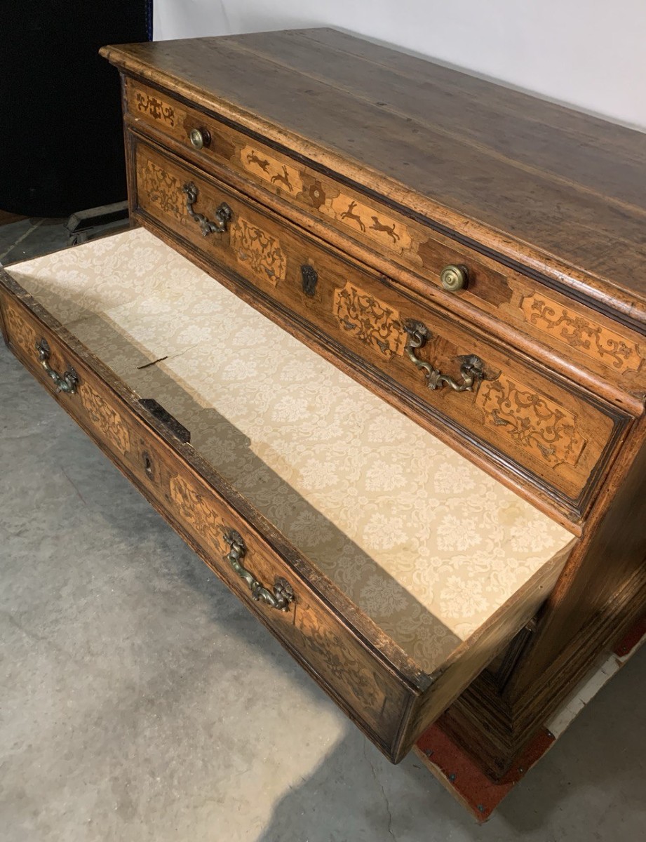 Cassettone in legno massello con intarsi a scene di caccia. Verona, XVII secolo.-photo-2