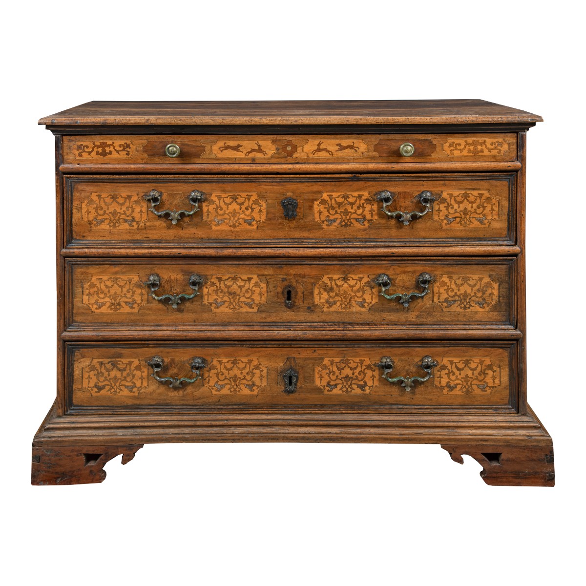 Cassettone in legno massello con intarsi a scene di caccia. Verona, XVII secolo.