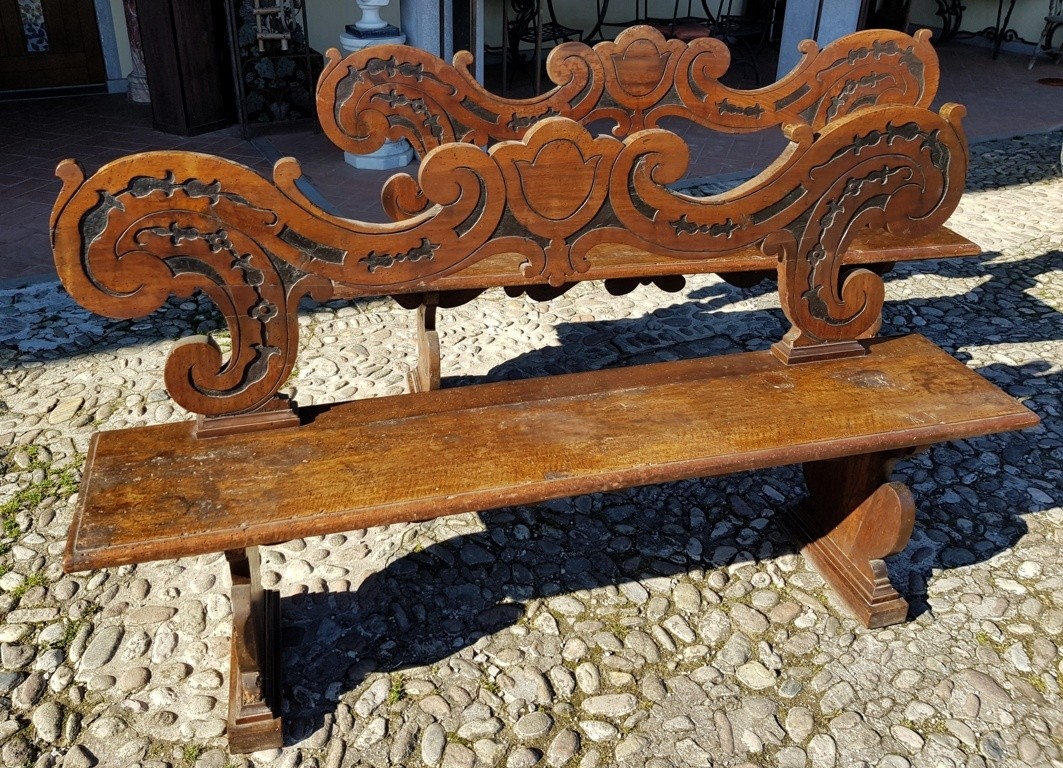 Coppia di panche nobiliari in massello di noce scolpito. Italia settentrionale, XVII secolo.-photo-4