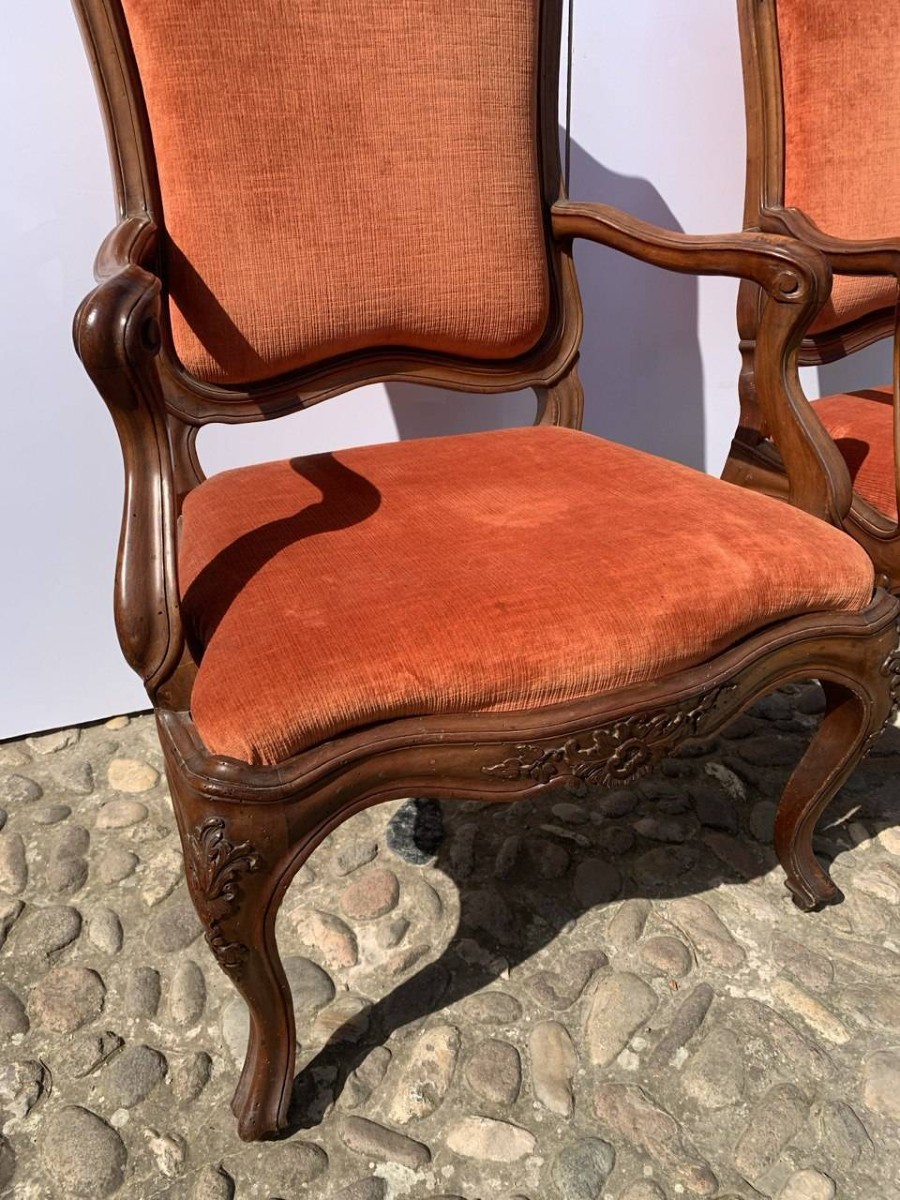 Coppia di poltrone in legno di noce intagliato. Genova, XVIII sec.-photo-1
