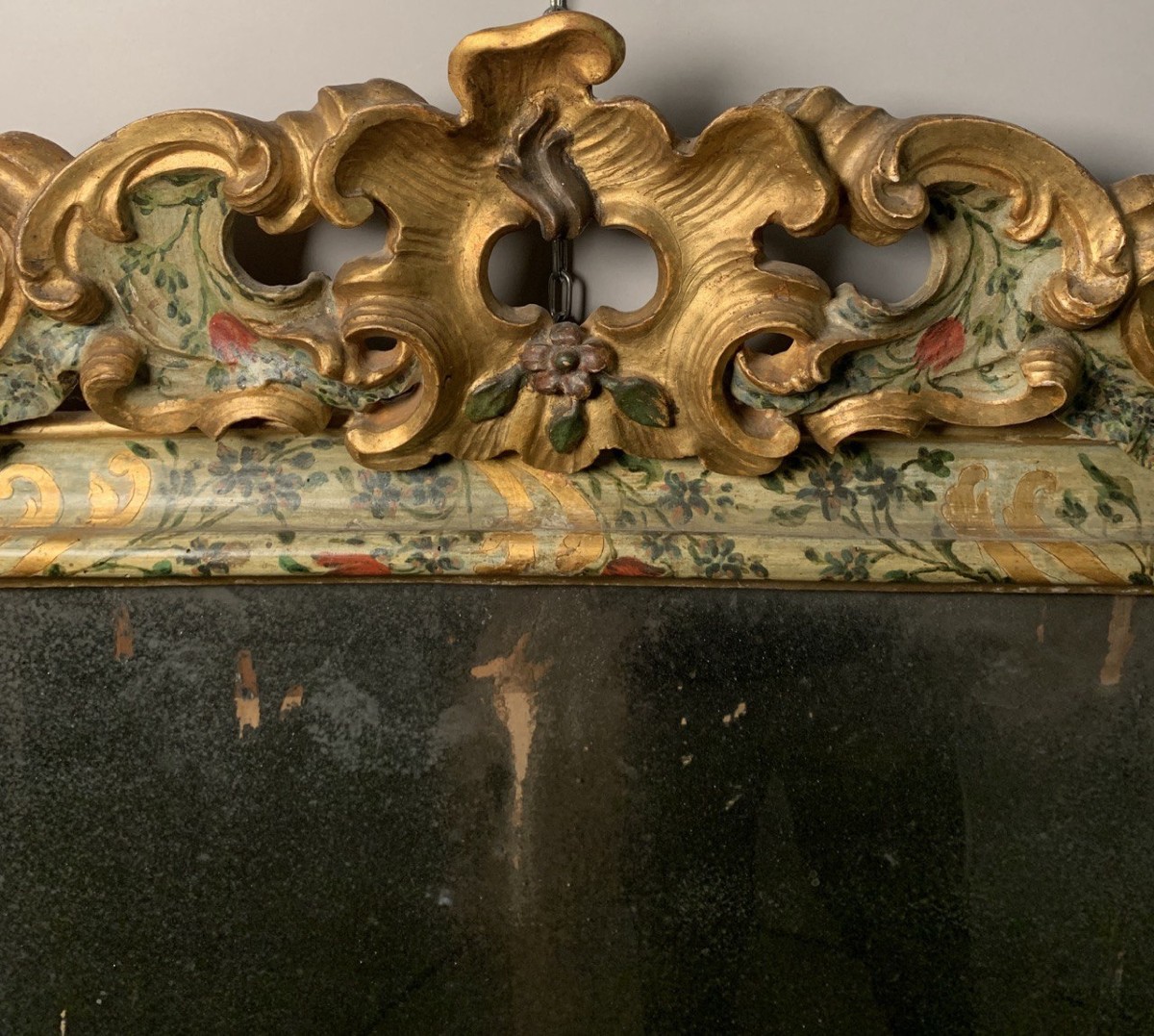 Specchiera in legno intagliato e laccato. Venezia, XVIII secolo.-photo-4