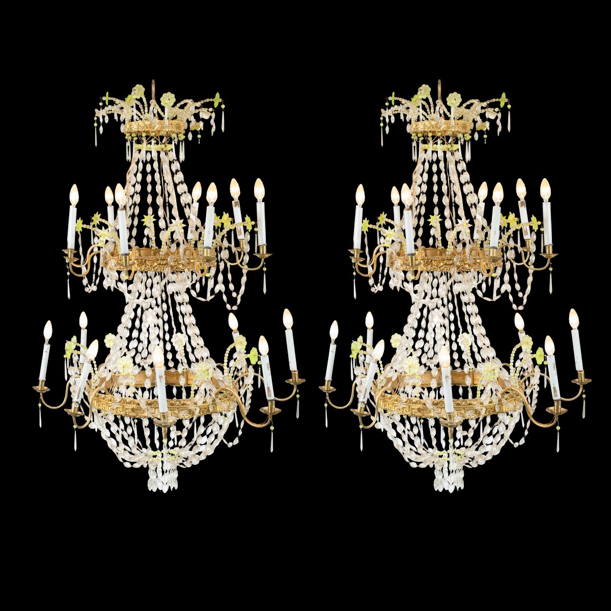 Coppia di importanti lampadari a sedici luci in cristallo e lamierino dorato. Venezia, inizi XI