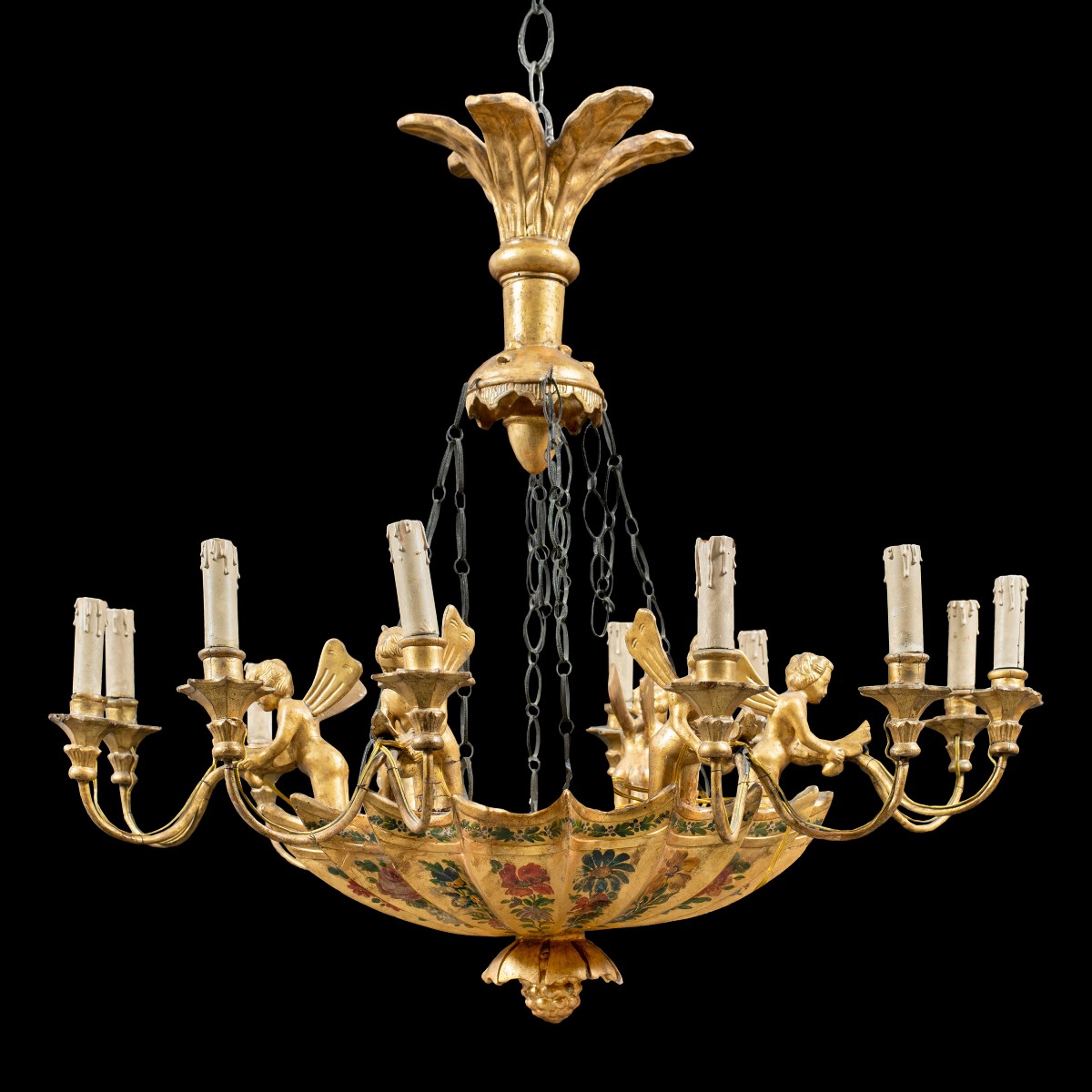 Lampadario a dieci luci in legno intagliato, dorato e dipinto. Vienna, inizi XIX secolo.