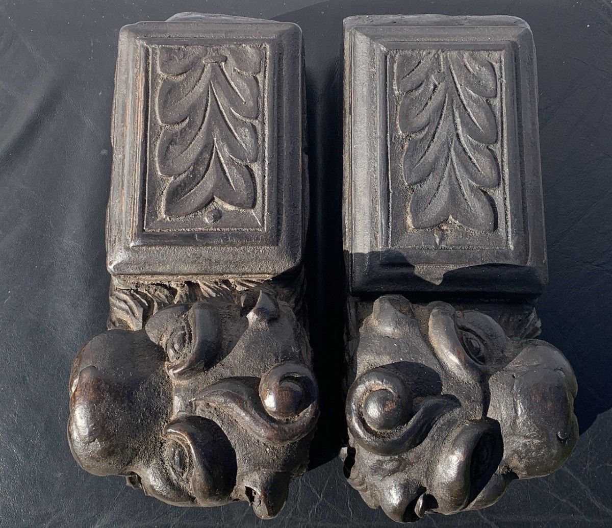 Coppia di sculture in legno intagliato - Leoni arcaici. Italia, XVIII secolo. -photo-4