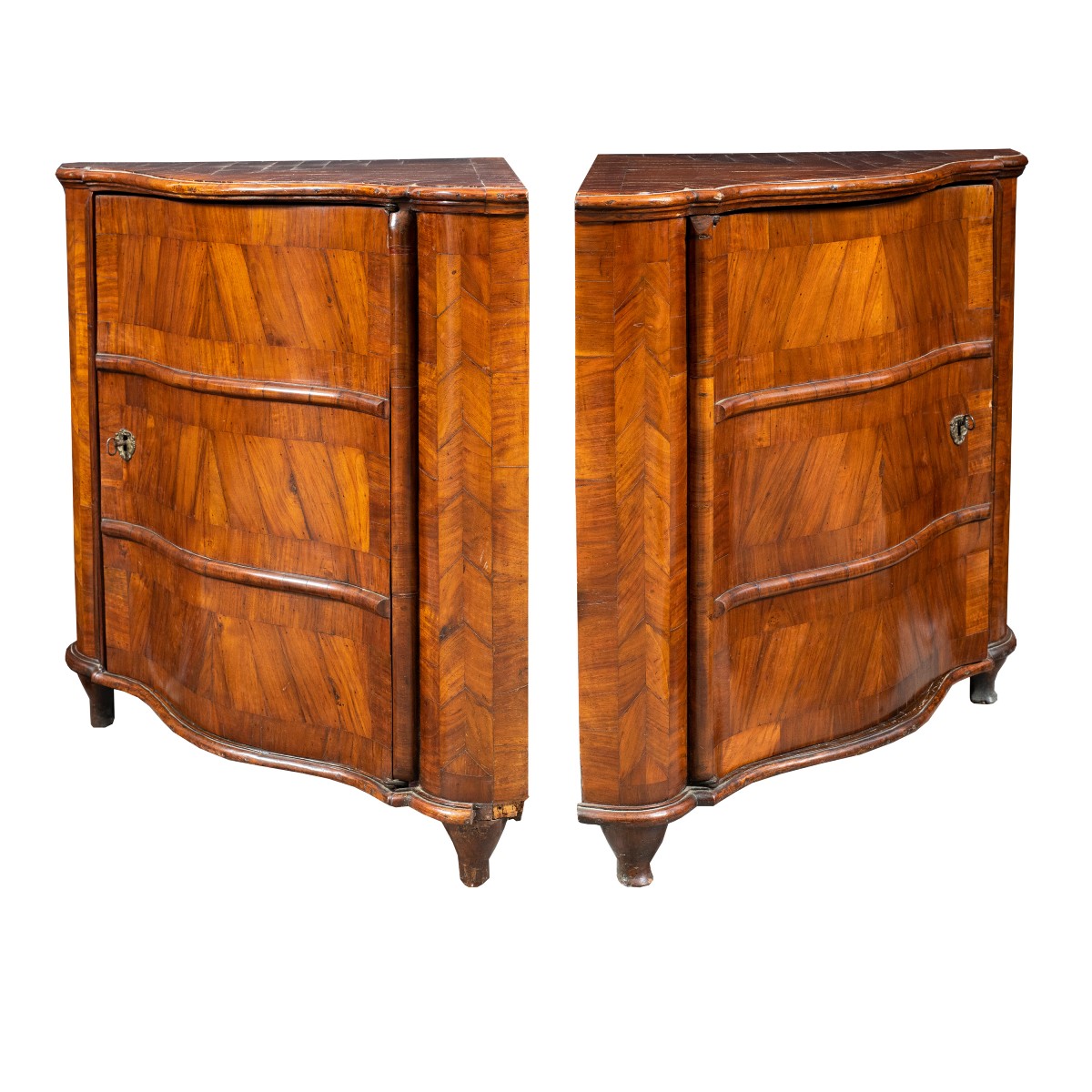 Coppia di angoliere lastronate in legno di noce. Venezia, XVIII secolo.-photo-2