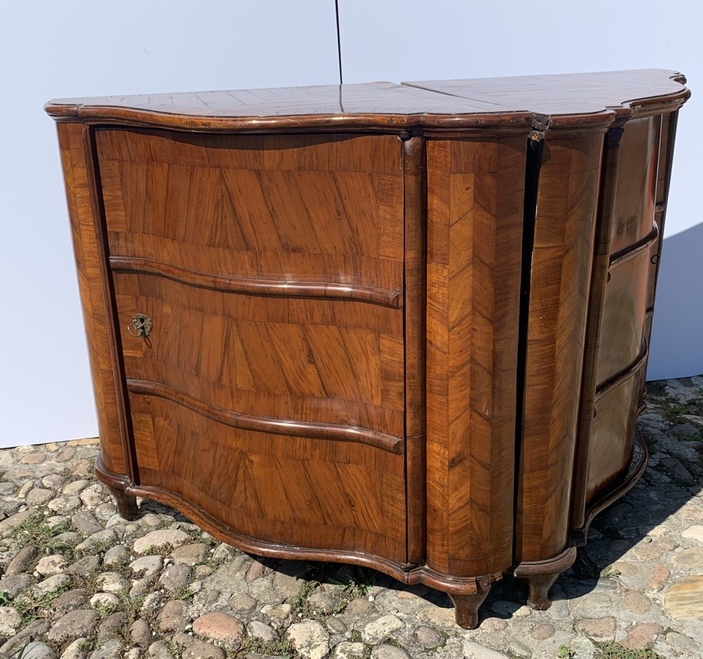 Coppia di angoliere lastronate in legno di noce. Venezia, XVIII secolo.-photo-4