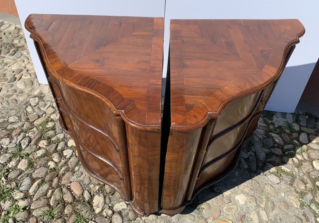 Coppia di angoliere lastronate in legno di noce. Venezia, XVIII secolo.-photo-1