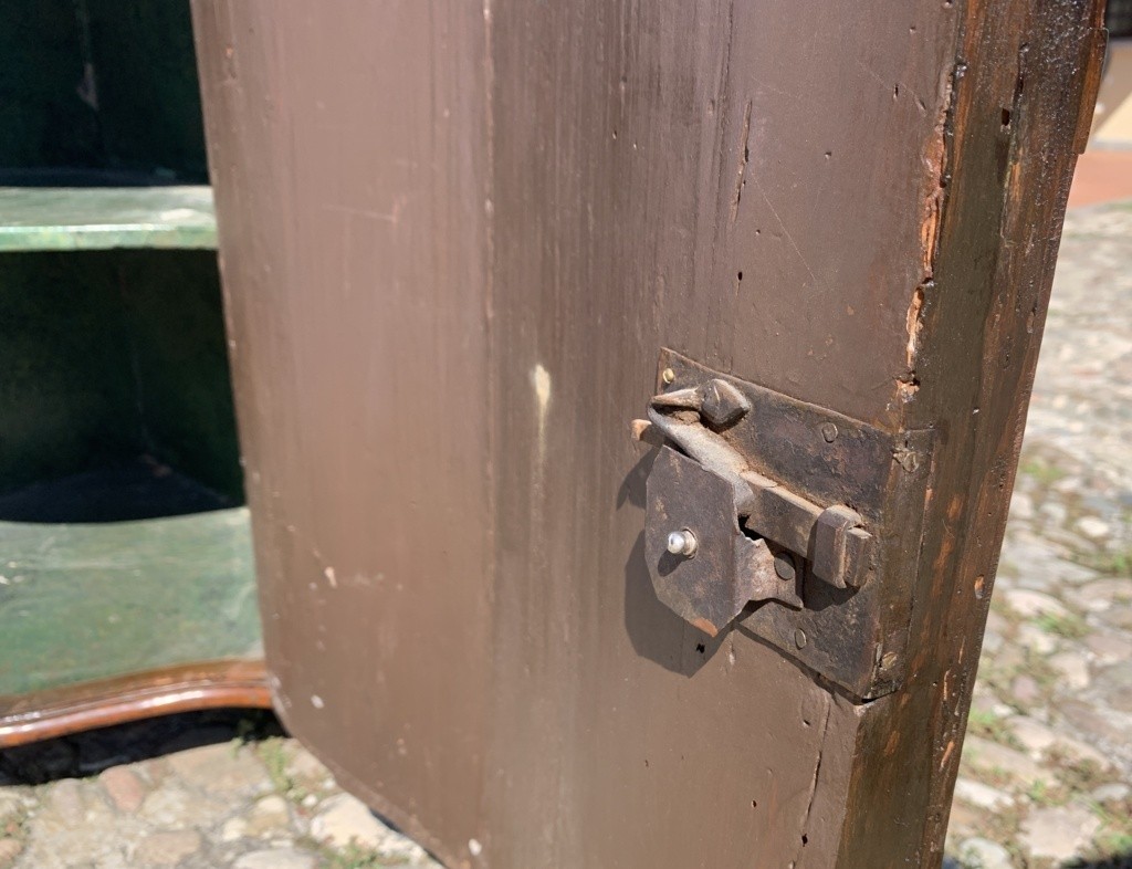 Coppia di angoliere lastronate in legno di noce. Venezia, XVIII secolo.-photo-3