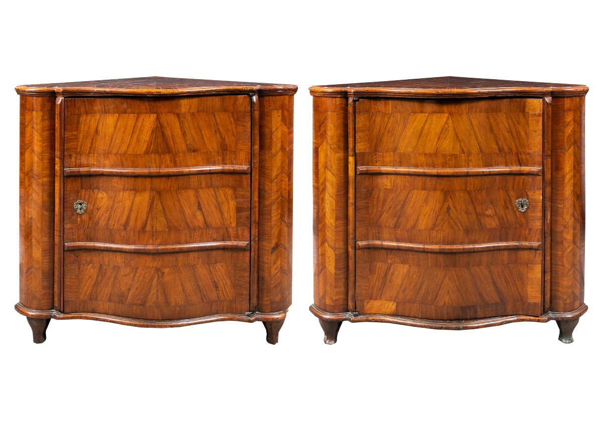 Coppia di angoliere lastronate in legno di noce. Venezia, XVIII secolo.