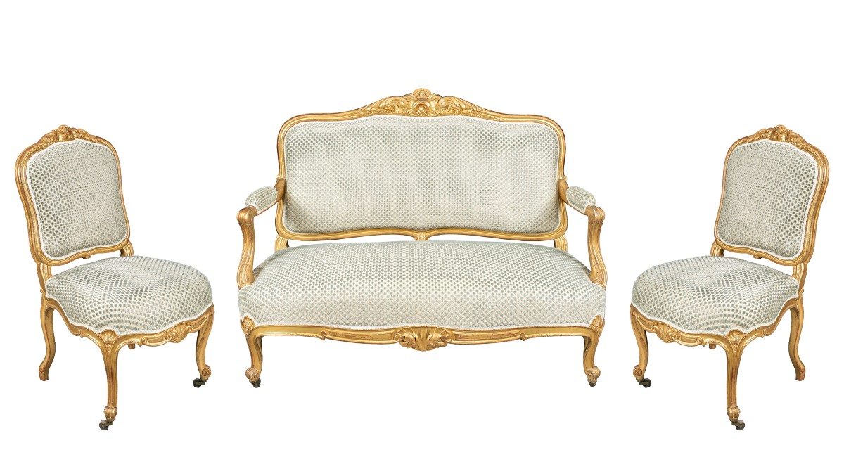 Salotto in legno intagliato e dorato. Francia, XIX secolo.