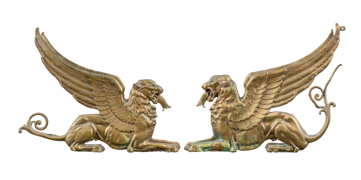 Coppia di alari in bronzo dorato. Francia, inizi XIX secolo.