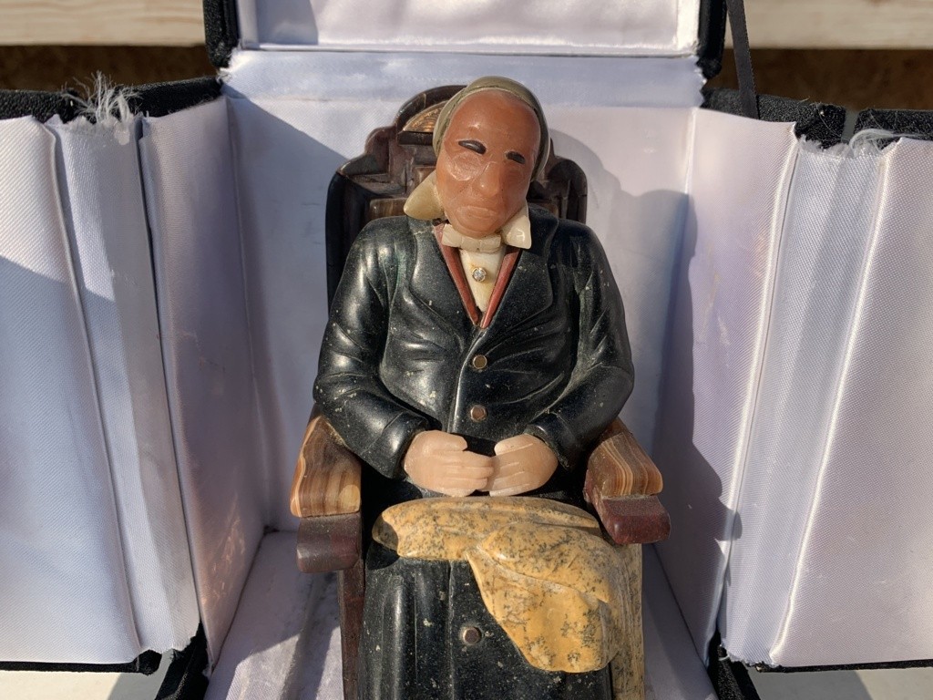 Piccola scultura in marmi diversi e pietre dure - Anziano seduto. Probabilmente Russia, XIX-XX-photo-1