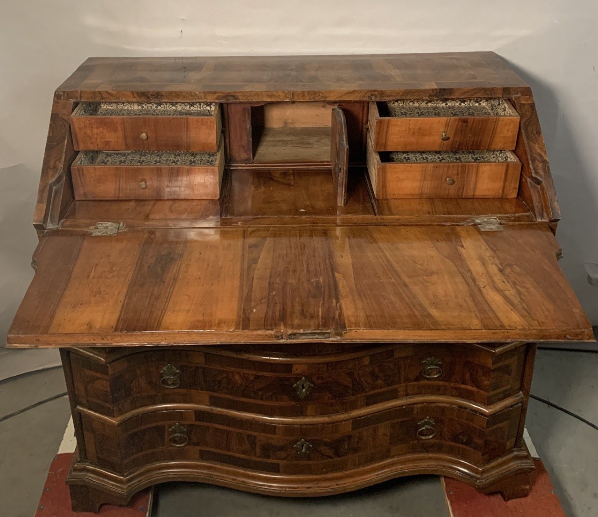 Cassettone a ribalta lastricato in noce e radica. Venezia, XVIII secolo. -photo-3