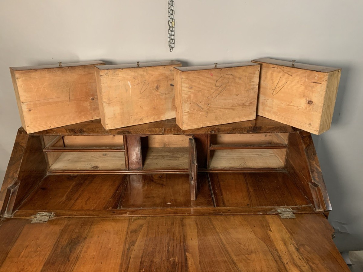 Cassettone a ribalta lastricato in noce e radica. Venezia, XVIII secolo. -photo-4