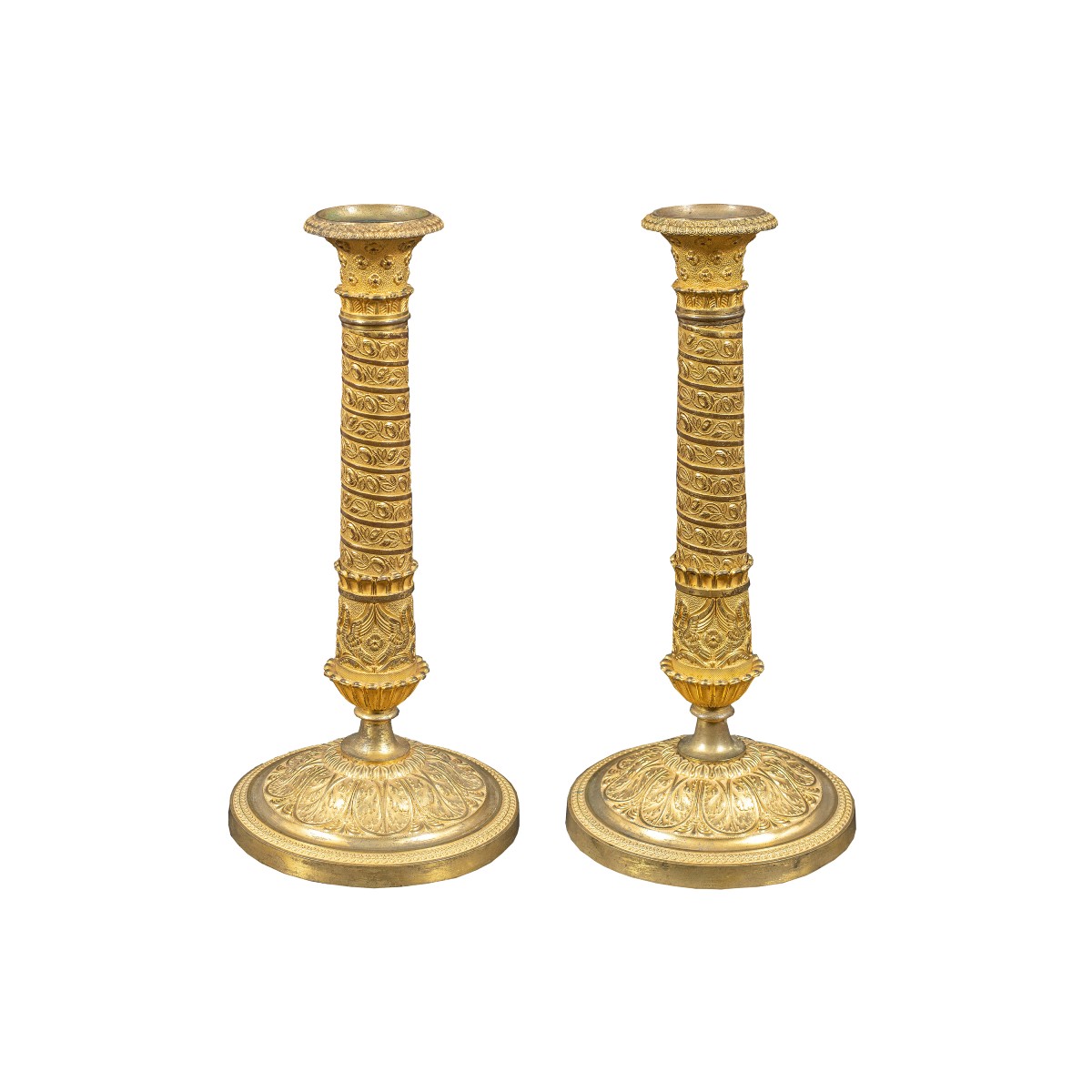 Coppia di candelieri in bronzo dorato. Parigi, inizi XIX secolo.