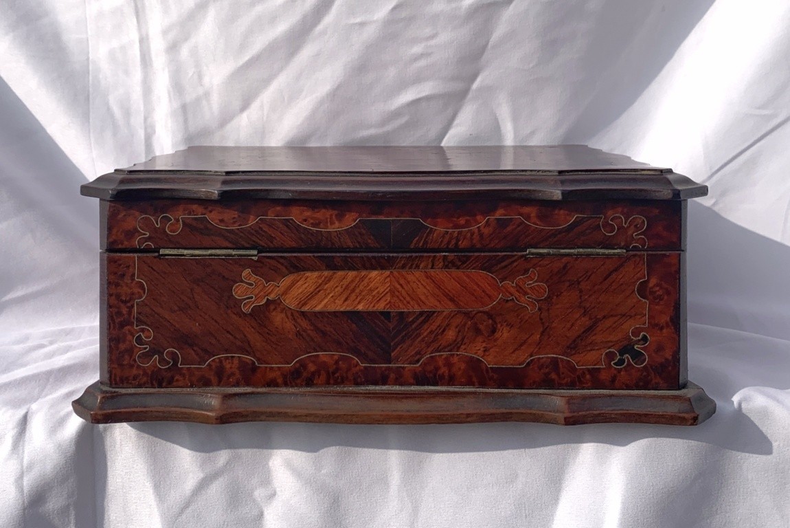 Scatola in legno intagliato e lastronato. Italia, inizi XX secolo.-photo-2