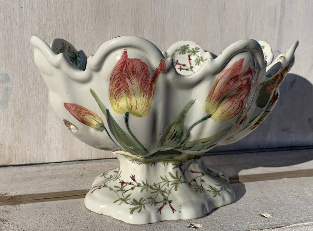 Coppa centrotavola in maiolica policroma. Bassano, XIX secolo.-photo-3