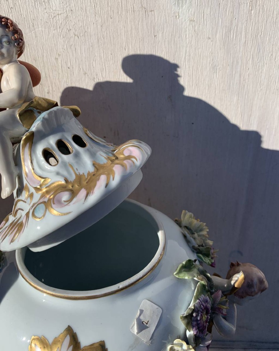 Coppia di vasi brucia-incenso in porcellana policroma. Capodimonte, XIX secolo.-photo-1