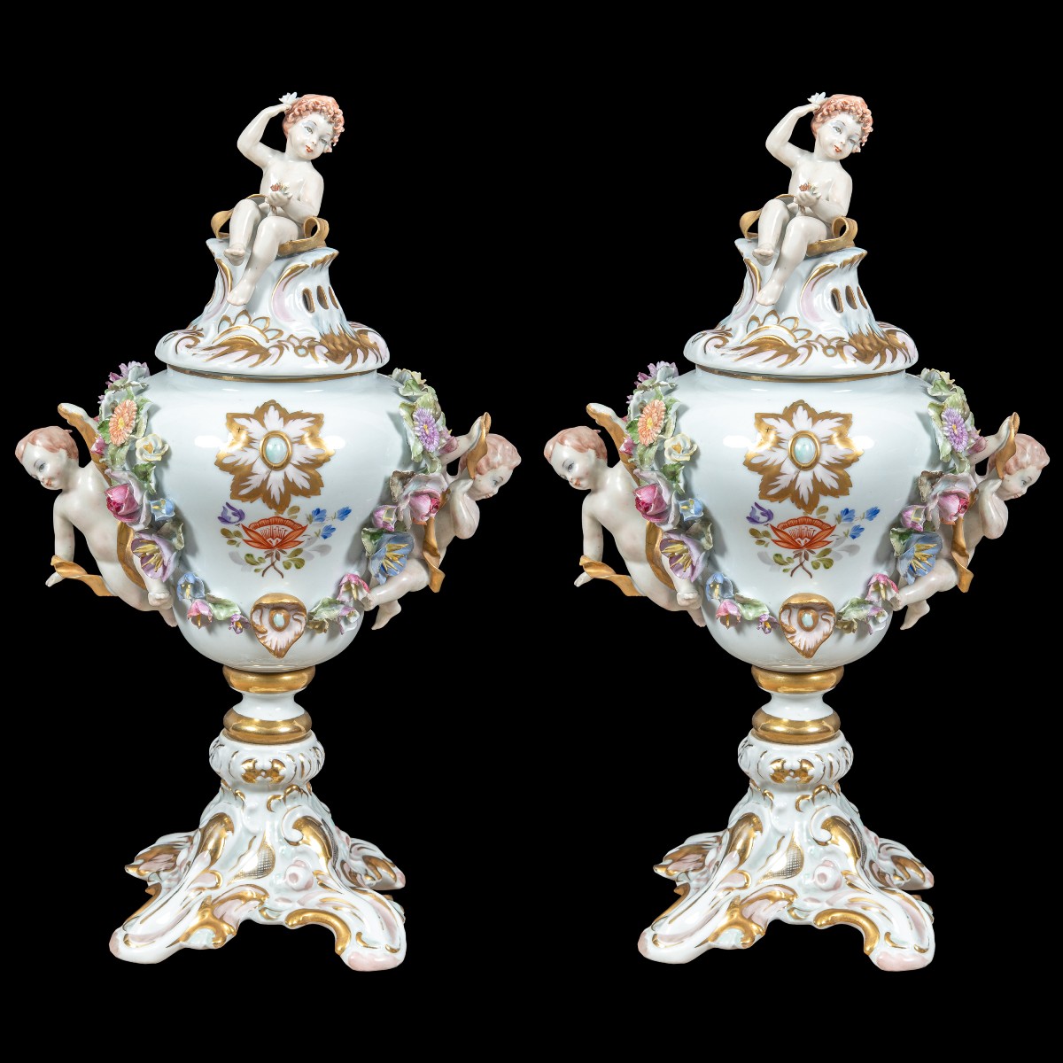 Coppia di vasi brucia-incenso in porcellana policroma. Capodimonte, XIX secolo.