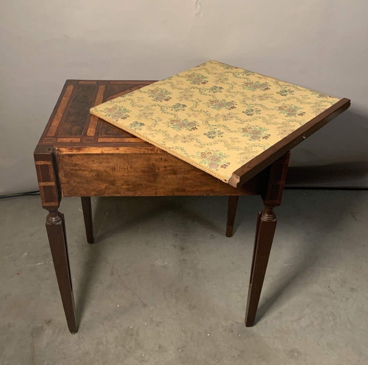 Tavolino scrittoio con separè estraibile. Emilia, fine XVIII secolo.-photo-4