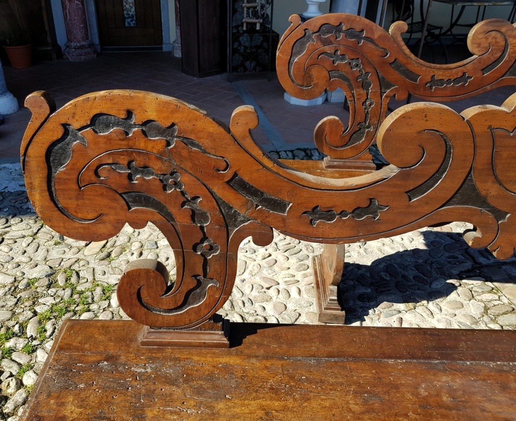 Coppia di panche nobiliari in massello di noce scolpito. Italia settentrionale, XVII secolo.-photo-4