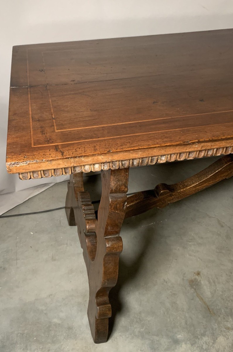 Tavolo fratino in massello di noce. Italia, prima metà XVII secolo.-photo-4