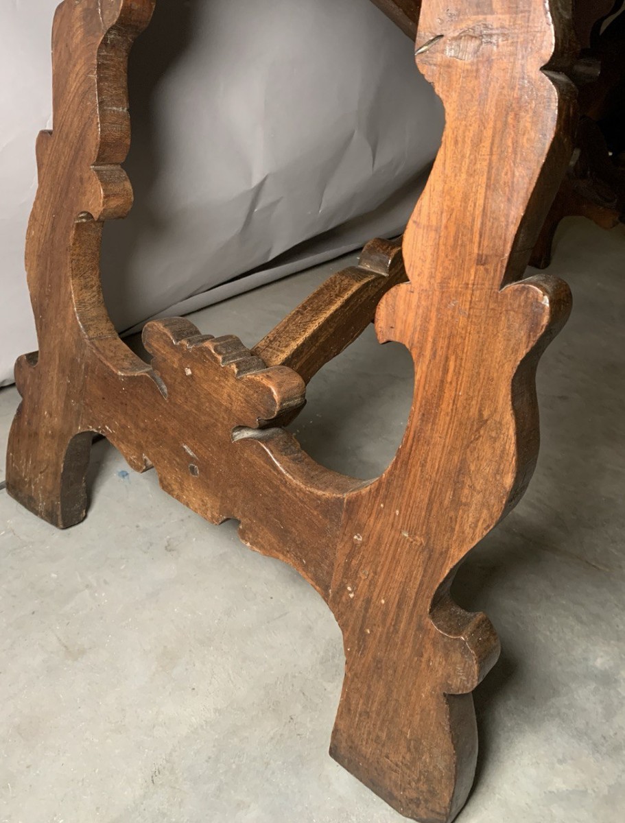 Tavolo fratino in massello di noce. Italia, prima metà XVII secolo.-photo-1