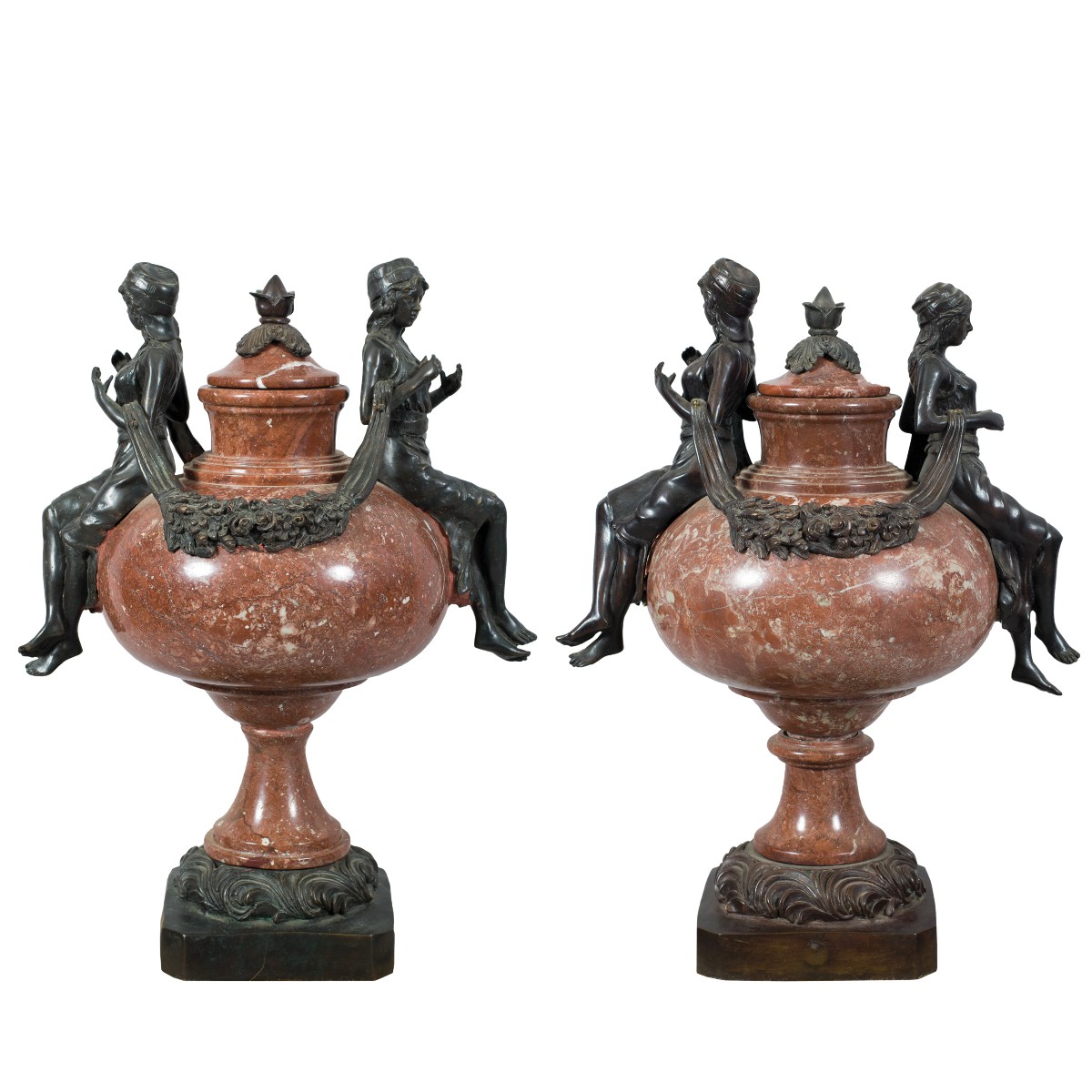 Coppia di vasi in marmo rosso e bronzo. Italia, fine XIX secolo.