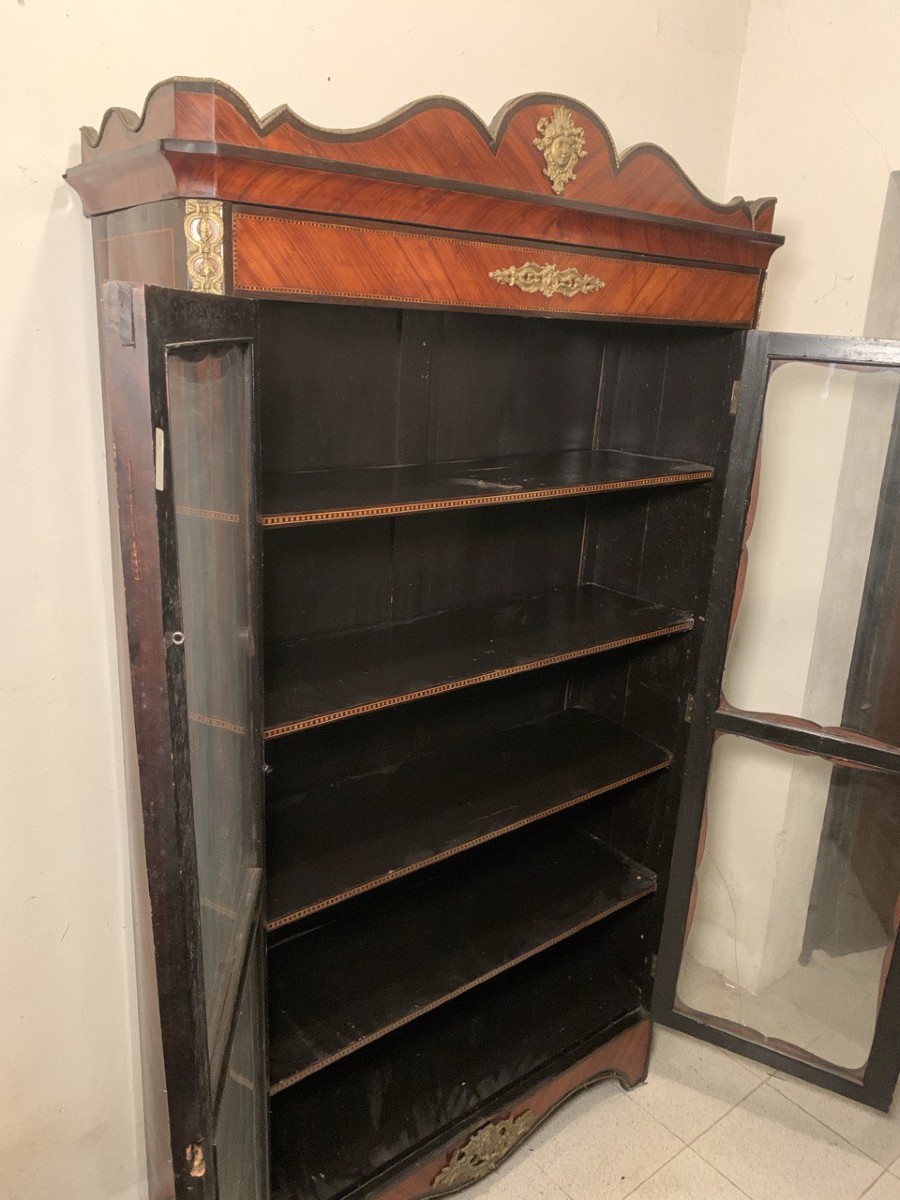 Vetrina impiallacciata in legni vari. Francia, fine XIX secolo.-photo-1