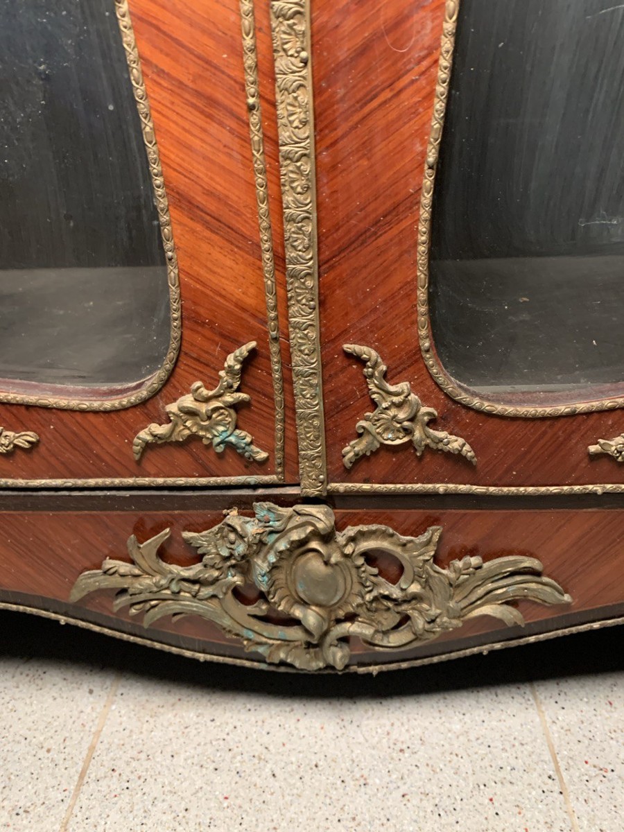 Vetrina impiallacciata in legni vari. Francia, fine XIX secolo.-photo-3