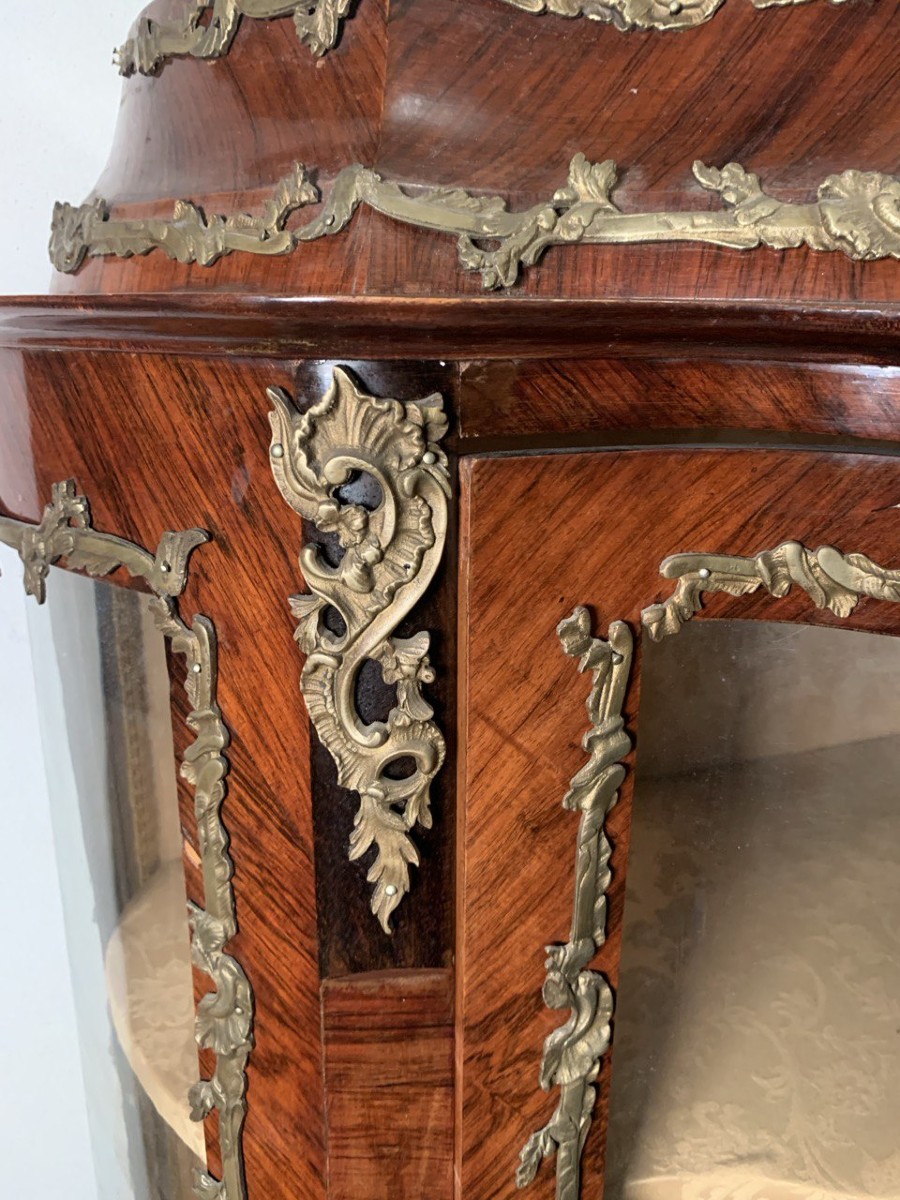 Vetrina impiallacciata in legni vari. Francia, fine XIX secolo. -photo-2