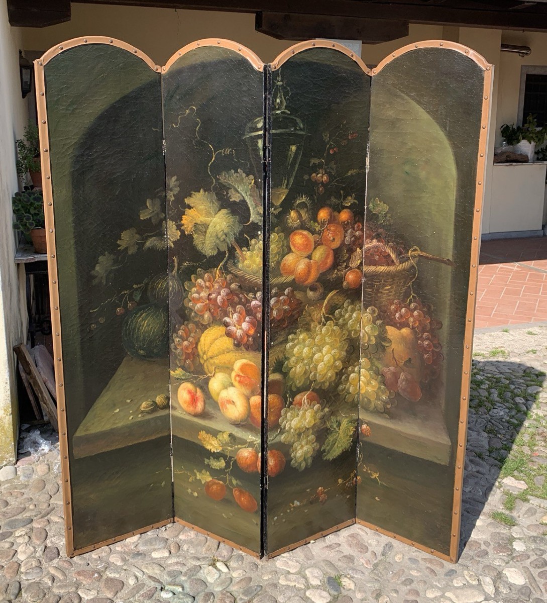 Paravento in cuoio dipinto. Italia, XIX secolo. -photo-1