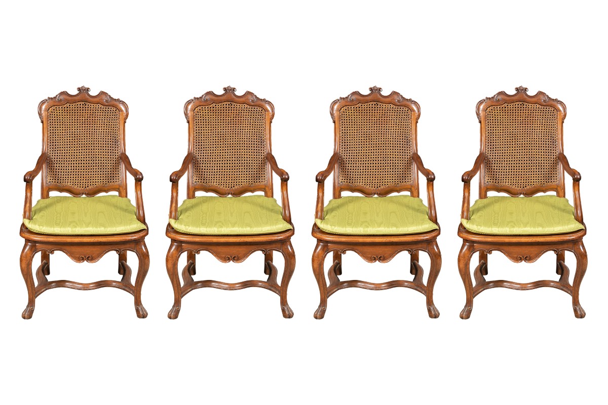 Quattro poltrone in legno di noce intagliato. Lombardia, metà XVIII secolo.-photo-2