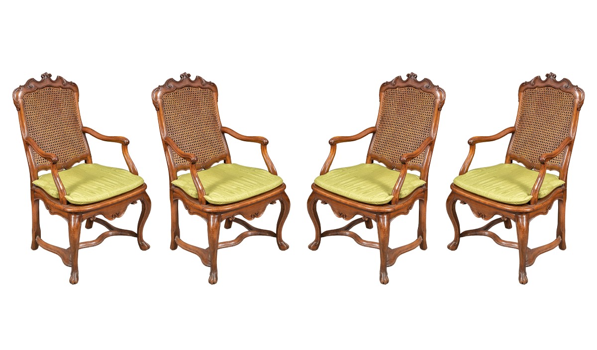 Quattro poltrone in legno di noce intagliato. Lombardia, metà XVIII secolo.