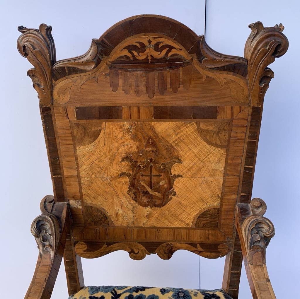 Poltrona in legno intagliato, lastronato e intarsiato. Italia, XVII-XVIII secolo.-photo-1