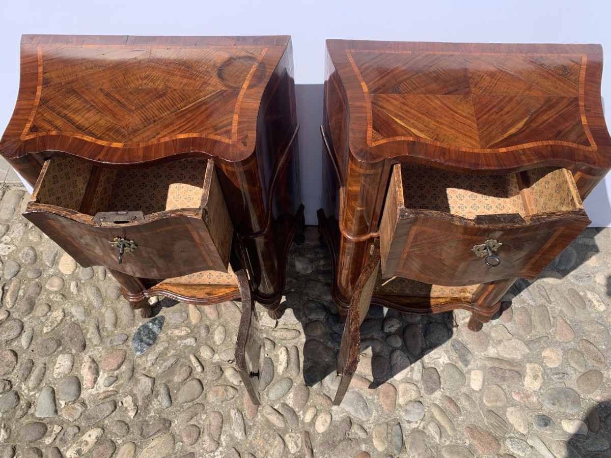 Coppia di comodini lastronati in noce e carrubo. Venezia, metà XVIII secolo.-photo-4