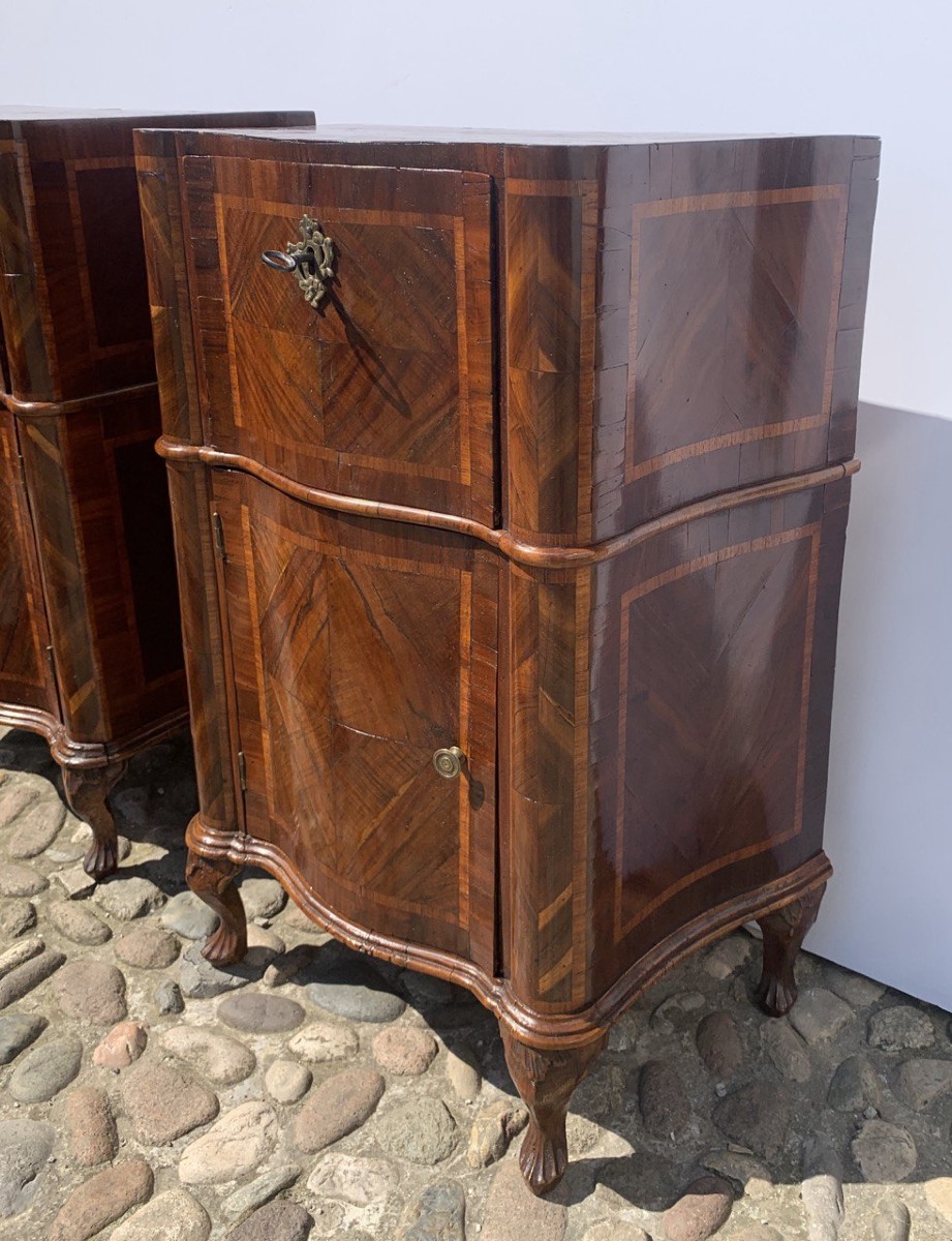 Coppia di comodini lastronati in noce e carrubo. Venezia, metà XVIII secolo.-photo-1