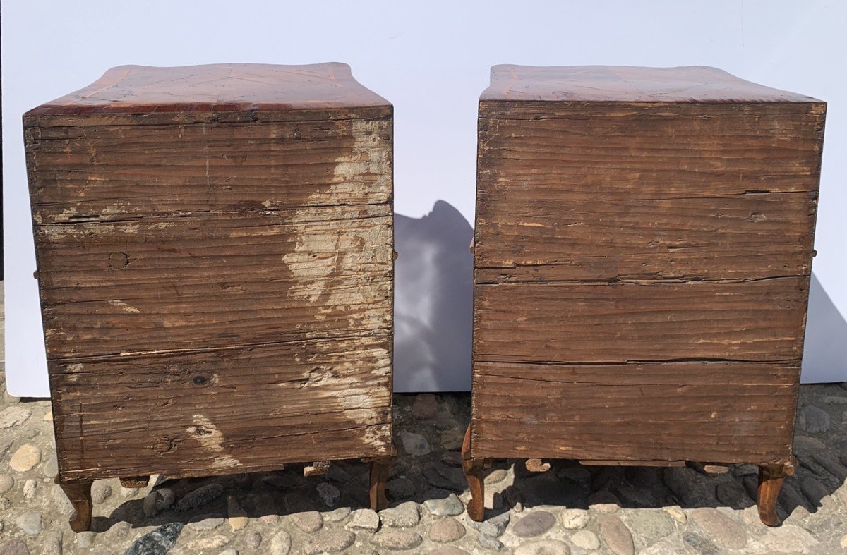 Coppia di comodini lastronati in noce e carrubo. Venezia, metà XVIII secolo.-photo-2