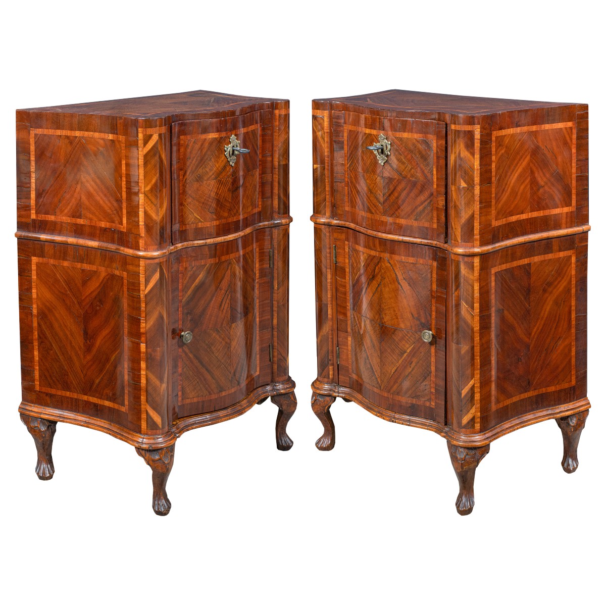 Coppia di comodini lastronati in noce e carrubo. Venezia, metà XVIII secolo.