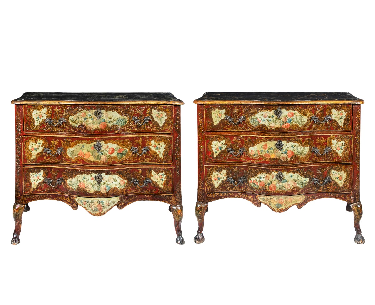 Coppia di cassettoni in legno intagliato, laccato e dipinto. Sicilia, XVIII secolo.