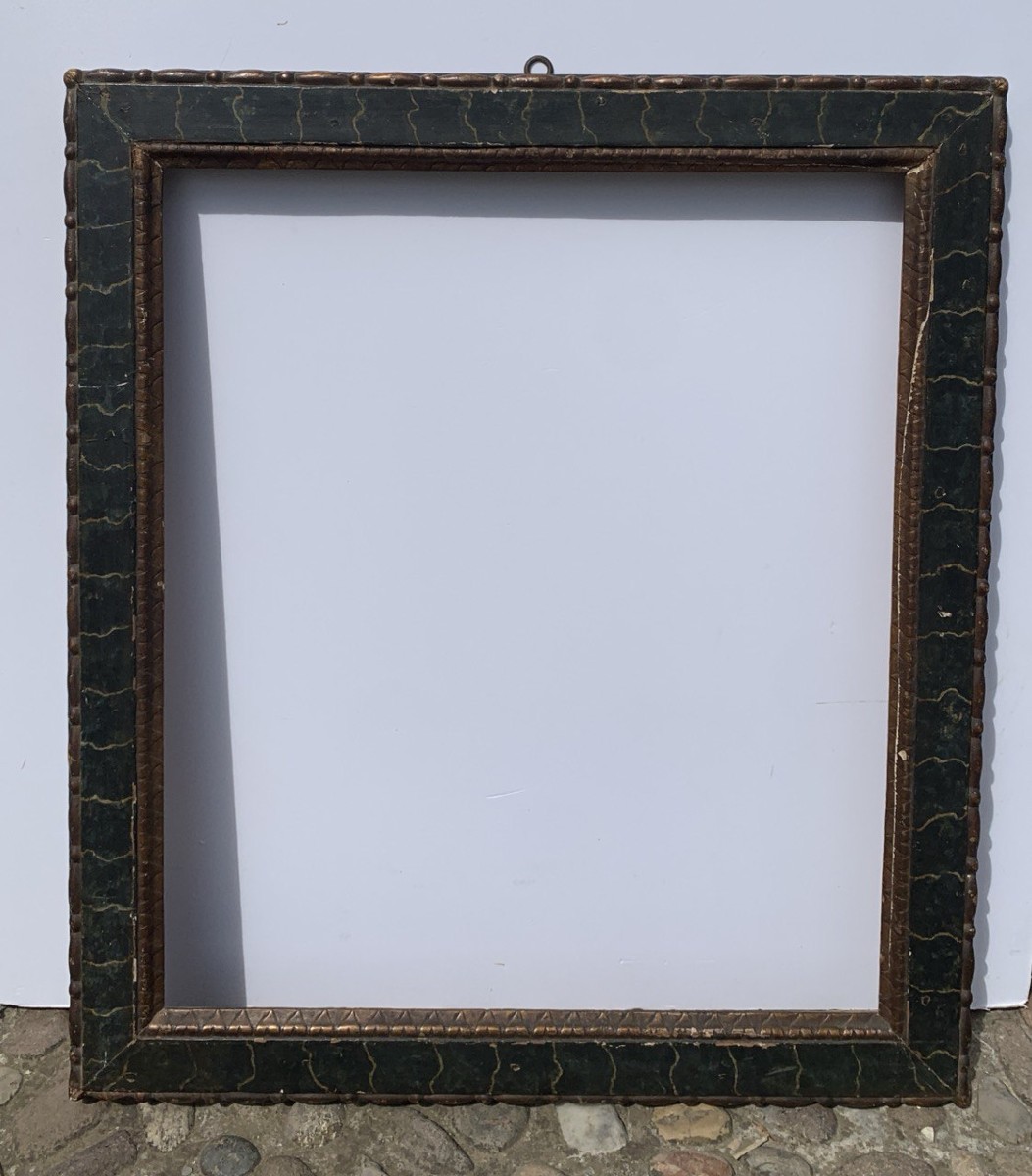 Cornice in legno intagliato, laccato e dipinto a finto marmo. Italia, XVII secolo.-photo-1