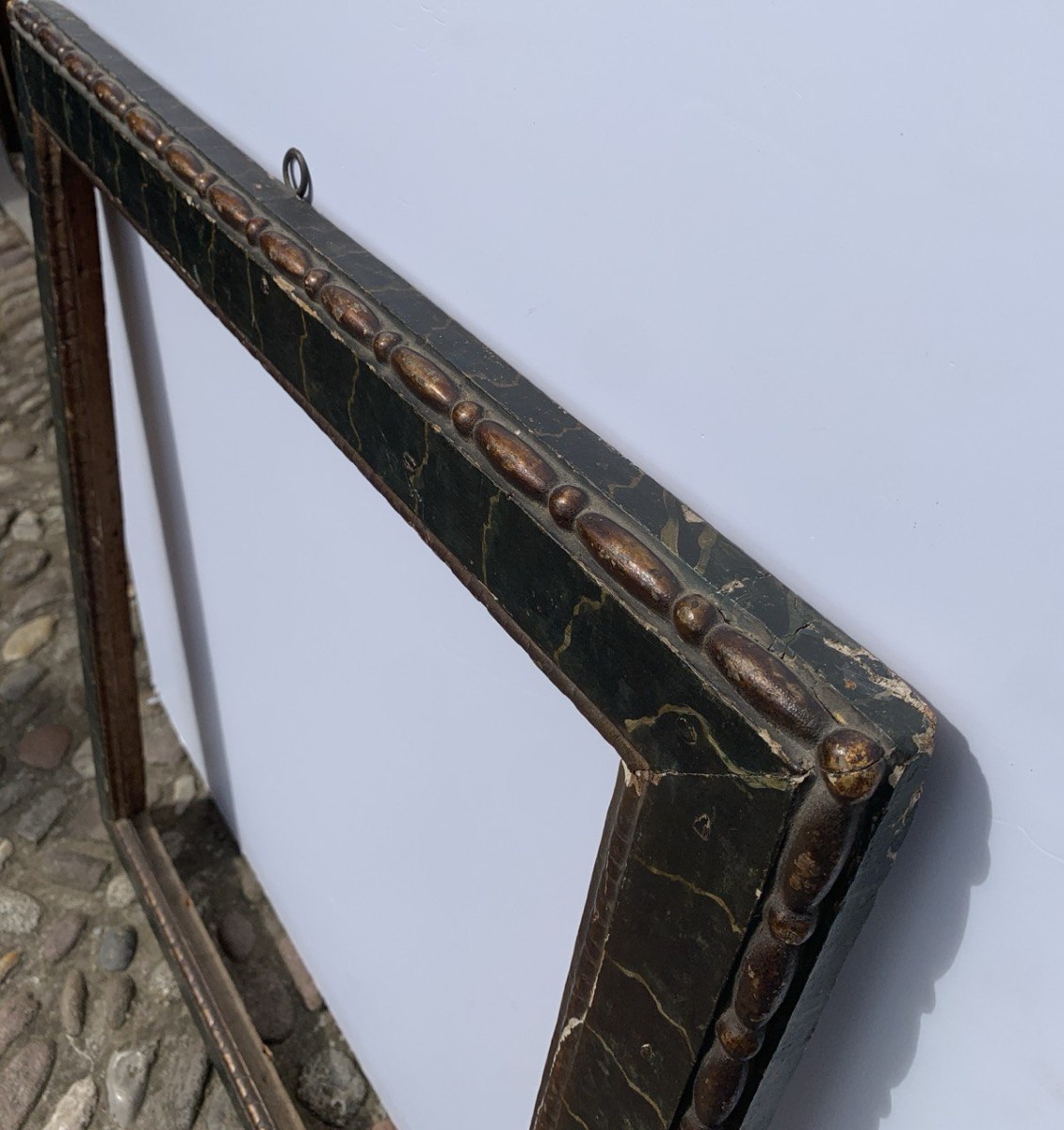 Cornice in legno intagliato, laccato e dipinto a finto marmo. Italia, XVII secolo.-photo-2