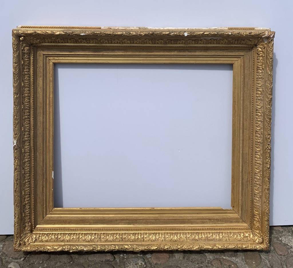 Cornice in legno intagliato e dorato con rilievi in pastiglia. Italia, fine XIX secolo.-photo-1
