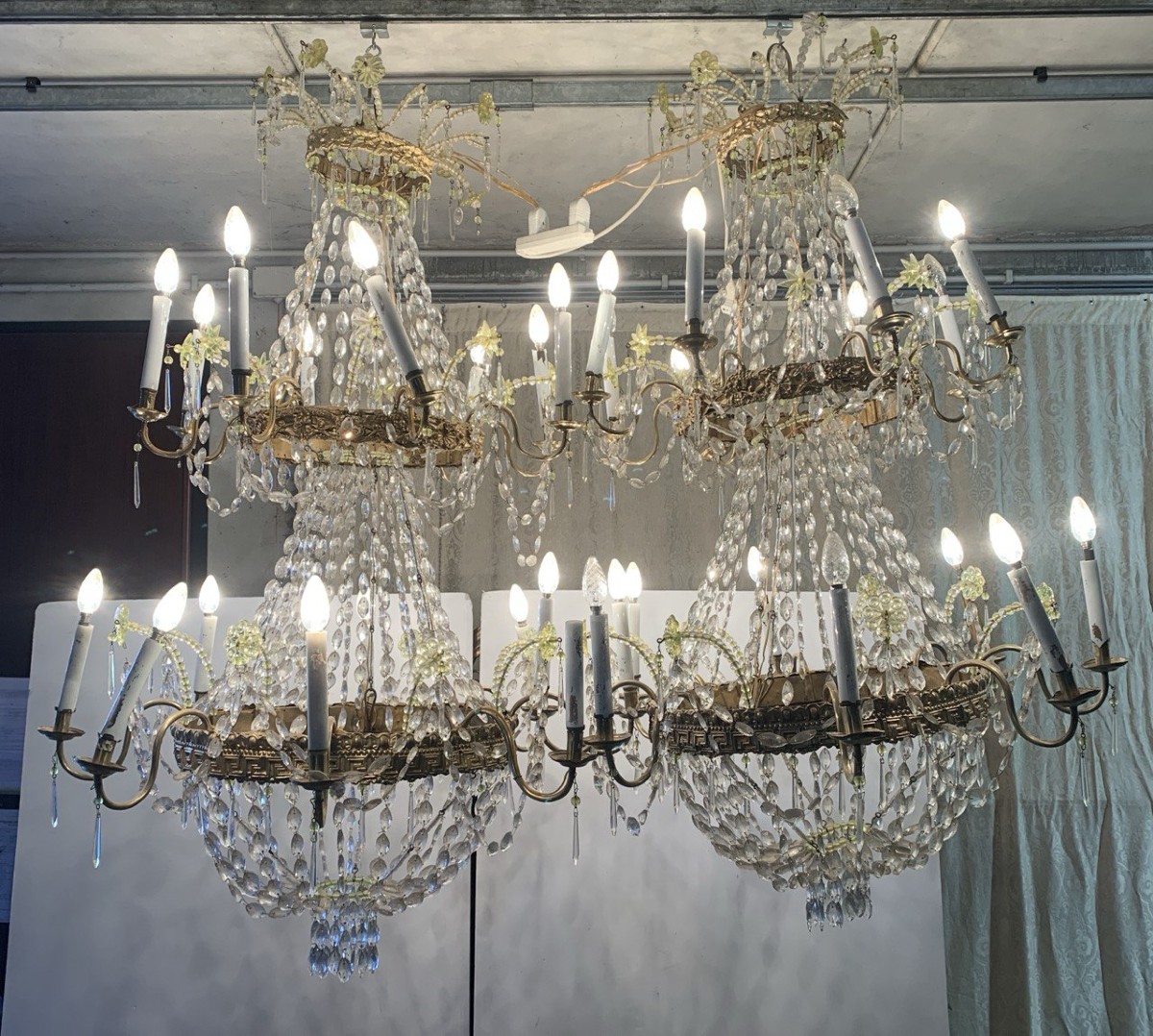 Coppia di importanti lampadari a sedici luci in cristallo e lamierino dorato. Venezia, XIX sec.-photo-3