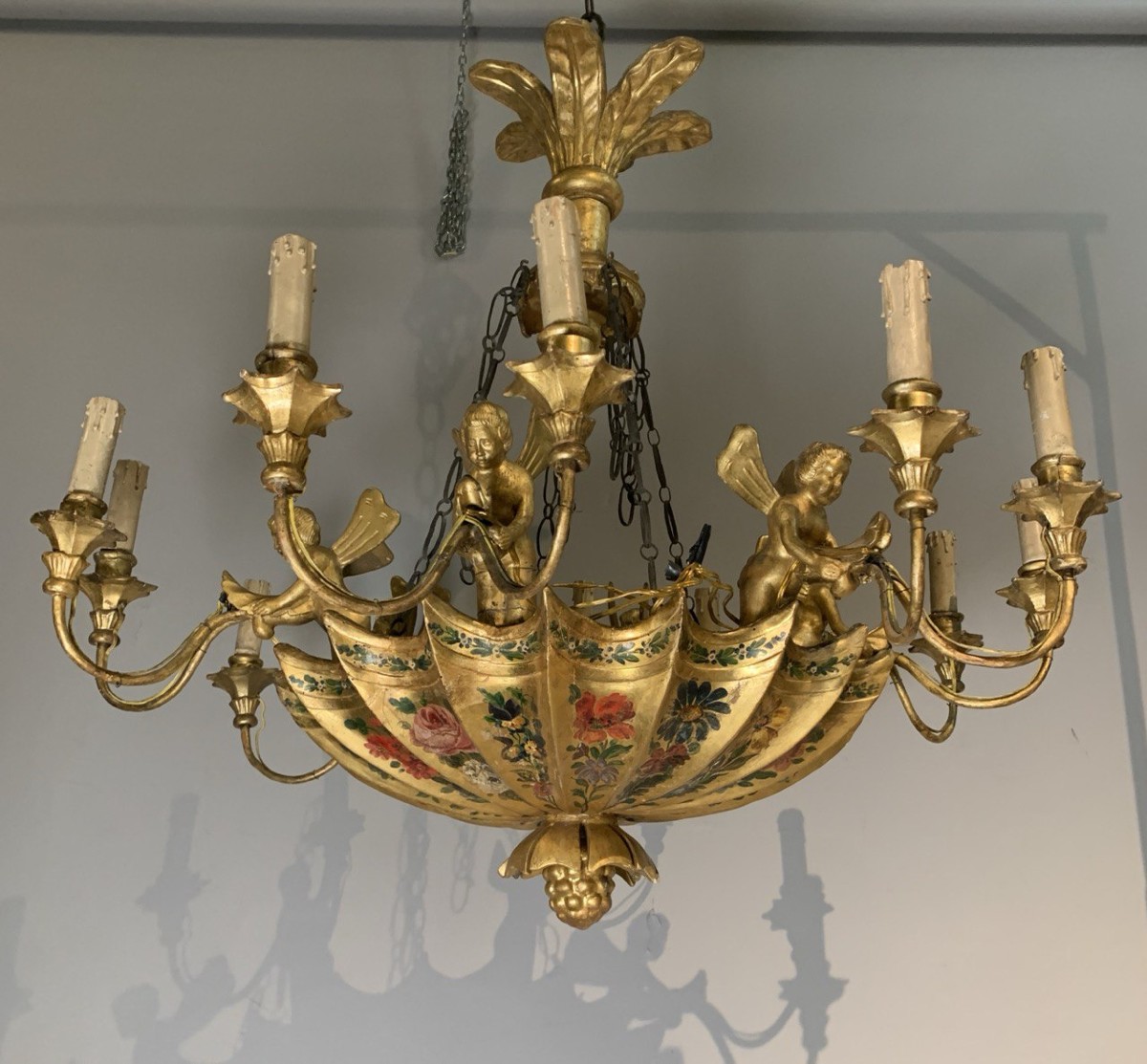 Lampadario italiano a dodici luci in legno intagliato, dorato e dipinto. Inizi XIX secolo.-photo-4