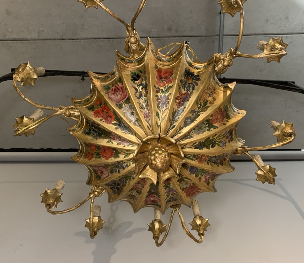 Lampadario italiano a dodici luci in legno intagliato, dorato e dipinto. Inizi XIX secolo.-photo-1