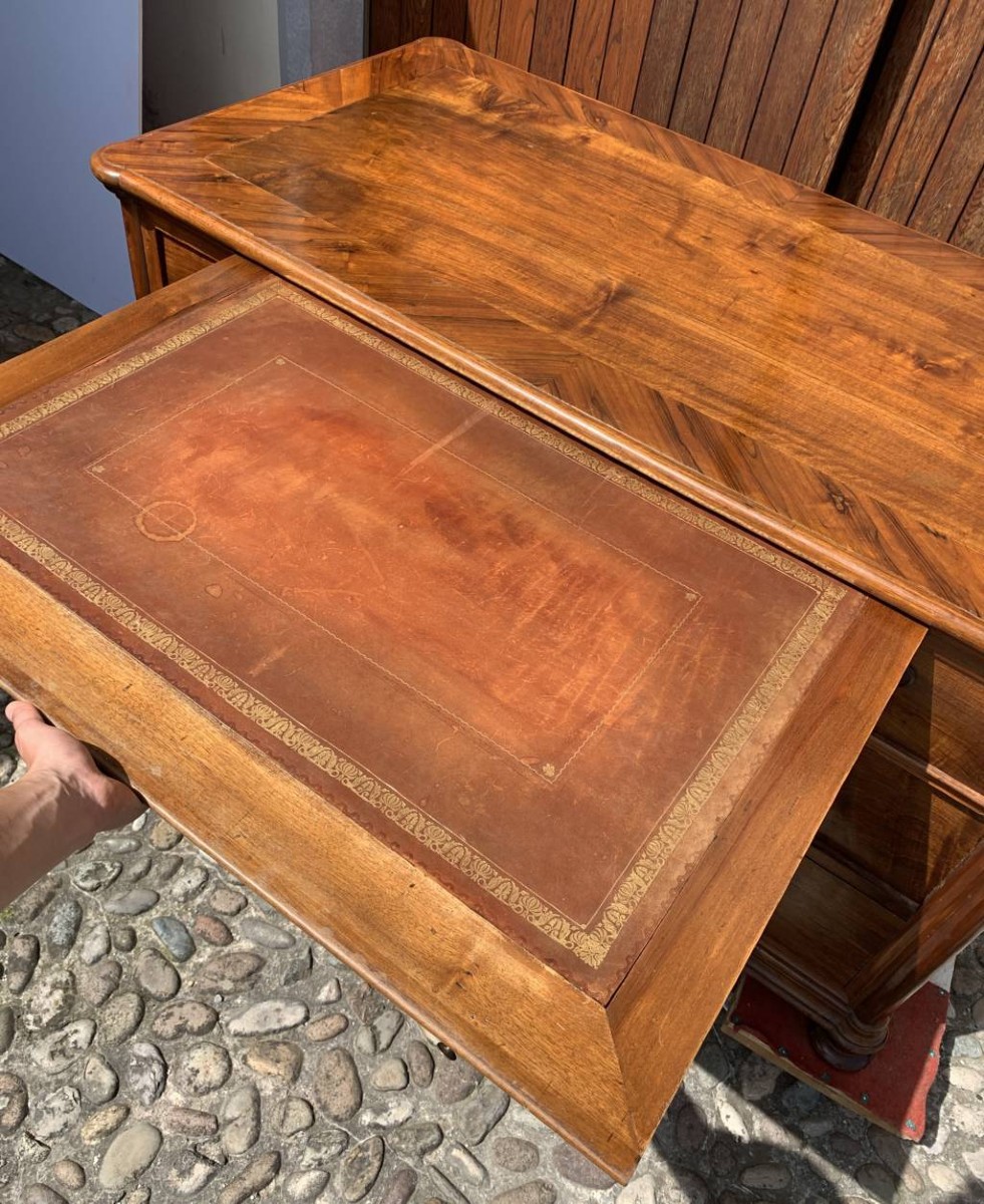 Scrivania a pancone lastronata in legno di noce. Italia, prima metà XIX secolo.-photo-1