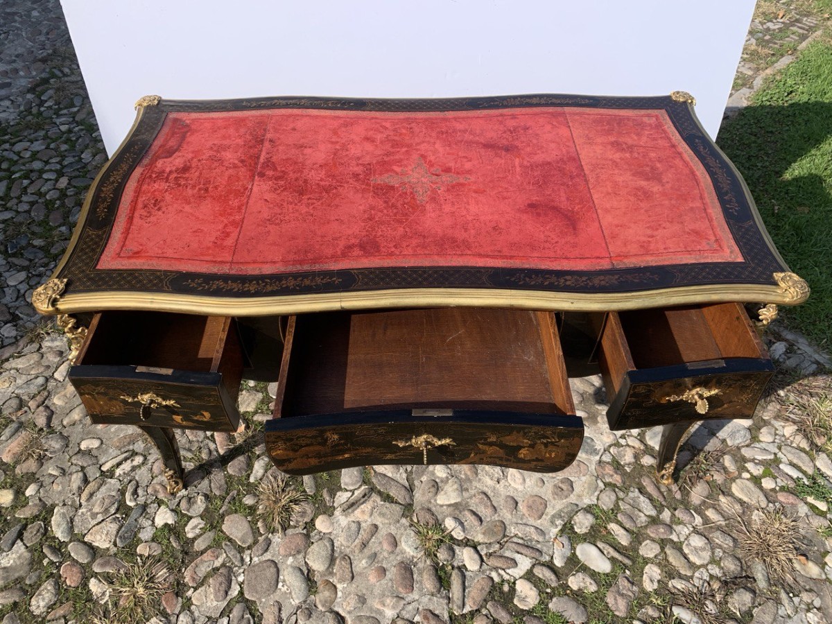 Scrivania Bureau Plat in legno laccato "a Chinoiserie" e applicazioni in bronzo dorato. XIX.-photo-1